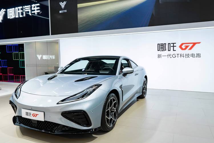 重庆128哪吒汽车在智能汽车领域的表现，领途汽车在新能源汽车市场中的影响力